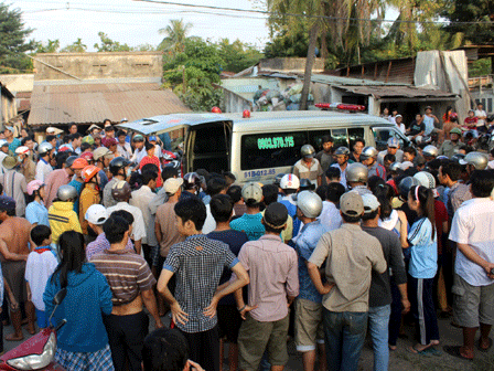 Hàng trăm người dân đứng xem tại hiện trường vụ tai nạn.