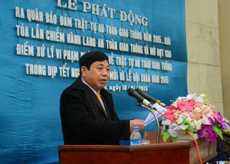 Chủ tịch UBND tỉnh Nghệ An Nguyễn Xuân Đường giao nhiệm vụ cho các lực lượng