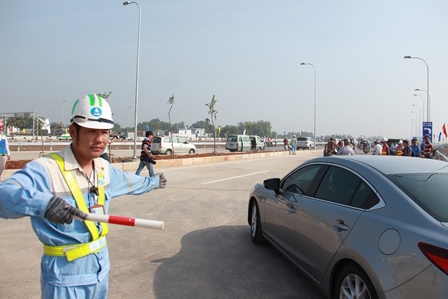 Nhân viên của VEC cũng tham gia điều tiết, hướng dẫn giao thông trong ngày đầu thông xe