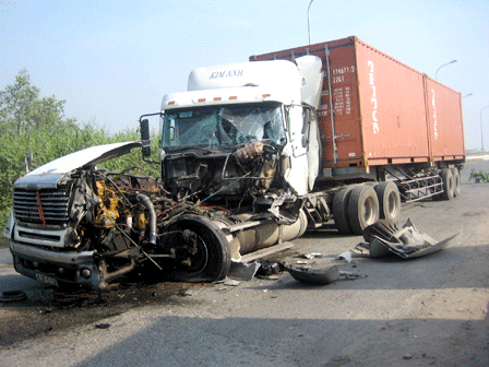 Hai xe container bị hư hỏng nặng phần đầu biến dạng hoàn toàn.