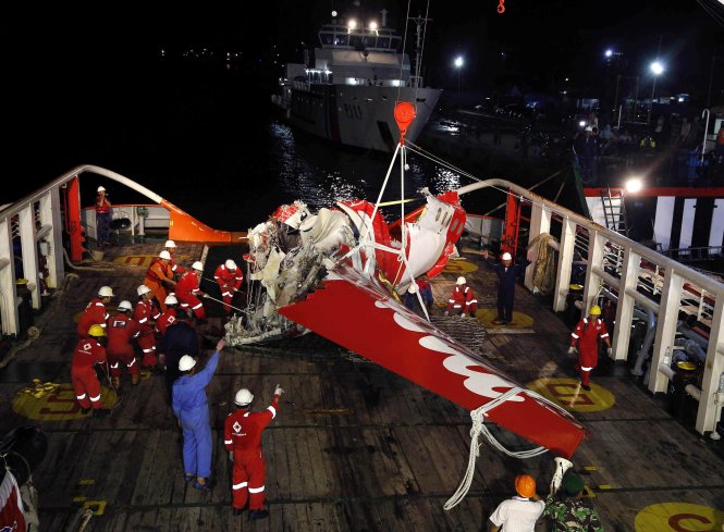 Phần đuôi của máy bay AirAsia được vớt lên hôm 11/1 - Ảnh: Reuters