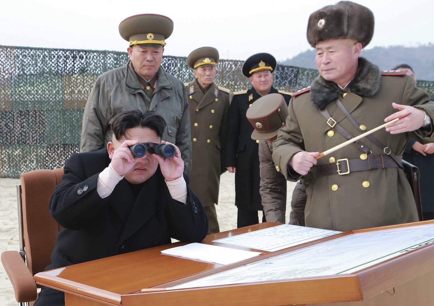 Chủ tịch Triều Tiên Kim Jong Un quan sát một vụ phóng tên lửa tại Bình Nhưỡng