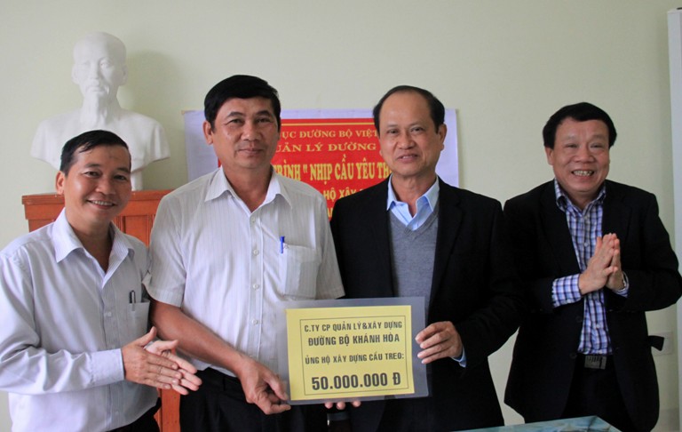 Ông Trần Đình Diệu, Giám đốc Công ty CP Quản lý và xây dựng đường bộ Khánh Hòa ủng hộ 50 triệu đồng cho chương trình 