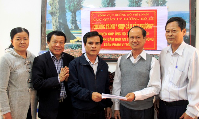 Ông Nguyễn Hoàng, Giám đốc Công ty CP Quản lý và sửa chữa đường bộ Quảng Ngãi ủng hộ chương trình 