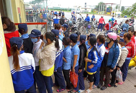 Công nhân xếp hàng lĩnh lương qua thẻ ATM