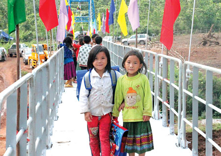 Cầu treo Sam Lang, xã Nà Hỳ, huyện Nậm Pồ, tỉnh Điện Biên được xây dựng bằng vốn xã hội hóa của ngành Giao thôngẢnh: Khánh Hà 