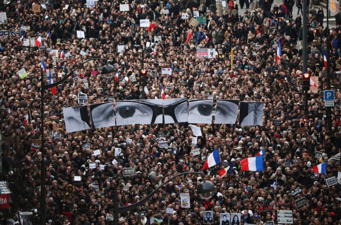 Theo BBC, hơn 3 triệu người đã tham gia tuần hành ở Paris, nhằm thể hiện sự đoàn kết, phản đối khủng bố và tưởng niệm 17 nạn nhân vô tội thiệt mạng trong các vụ tấn công ở Paris. Đây là cuộc tuần hành lớn nhất trong lịch sử Pháp.