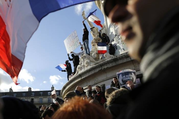 Những người biểu tình trên các tượng đài ở Place de la République. Ảnh: AP