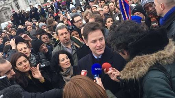 Các cuộc biểu tình cũng diễn ra bên ngoài nước Pháp với hàng ngàn người tụ tập ở London, Washington, Montreal và Berlin. Phó Thủ tướng Anh Nick Clegg xuất hiện trong đoàn tuần hành ở Quảng trường Trafalgar, London. Ảnh: BBC