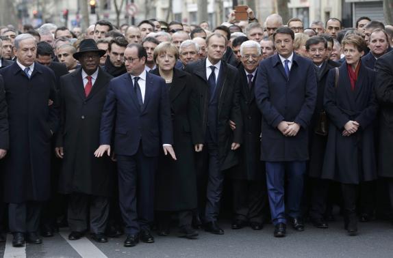 Tổng thống Pháp Hollande cùng 40 lãnh đạo thế giới, trong đó có thủ tướng Anh, thủ tướng Đức, nối vòng tay dẫn đầu đoàn tuần hành. Ông Hollande nói 