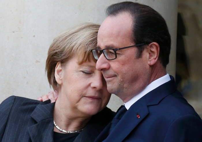 Trong ảnh là Tổng thống Pháp Hollande khi tiếp Thủ tướng Đức Angela Merkel tới tham dự buổi tuần hành. Ảnh: AP