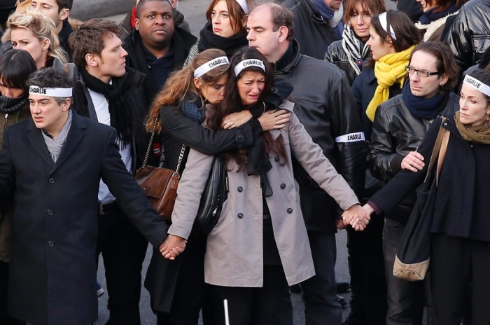 Theo phóng viên Jim Sciutto của CNN, cuộc tuần hành ở Paris giống như buổi tang lễ của gia đình, chất chứa đầy buồn đau, nhưng cũng đầy sự đoàn kết và những khoảnh khắc an ủi như thế này. Ảnh: EPA