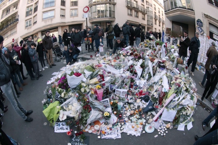  Mọi người đặt hoa và nến gần với văn phòng của tạp chí châm biếm Charlie Hebdo. Ảnh: AFP