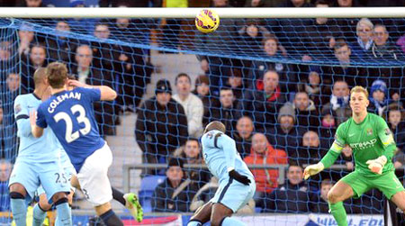 Pha đánh đầu mở tỷ số của Fernandinho (Man City) trong trận đấu bị Everton cầm hòa 1-1