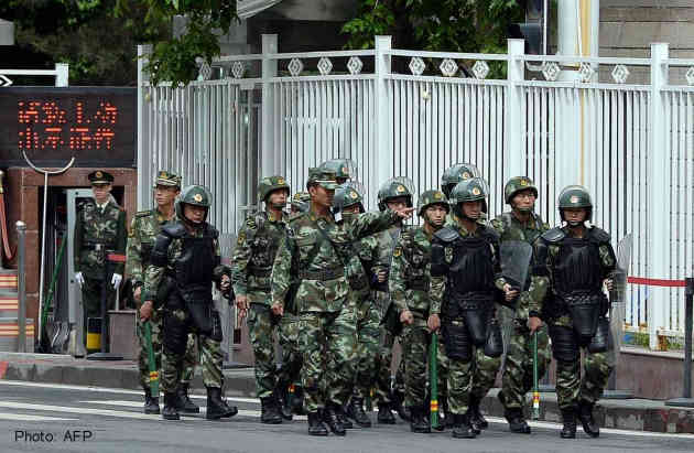 Cảnh sát tuần tra có vũ trang của Trung Quốc trên đường phố Urumqi, thuộc khu tự trị Tân Cương