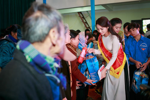  Sự hiện diện và giao lưu của các người đẹp khiến không khí hội trường sôi động, náo nhiệt, đặc biệt là các em học sinh rất thích thú khi nhìn thấy các người đẹp Hoa hậu Việt Nam. 
