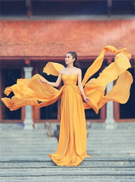 Lấy ý tưởng từ hình ảnh Hoa đán Phạm Băng Băng trong Võ Tắc Thiên Truyền Kỳ, Lâm Chi Khanh đã thực hiện một bộ ảnh khá công phu.