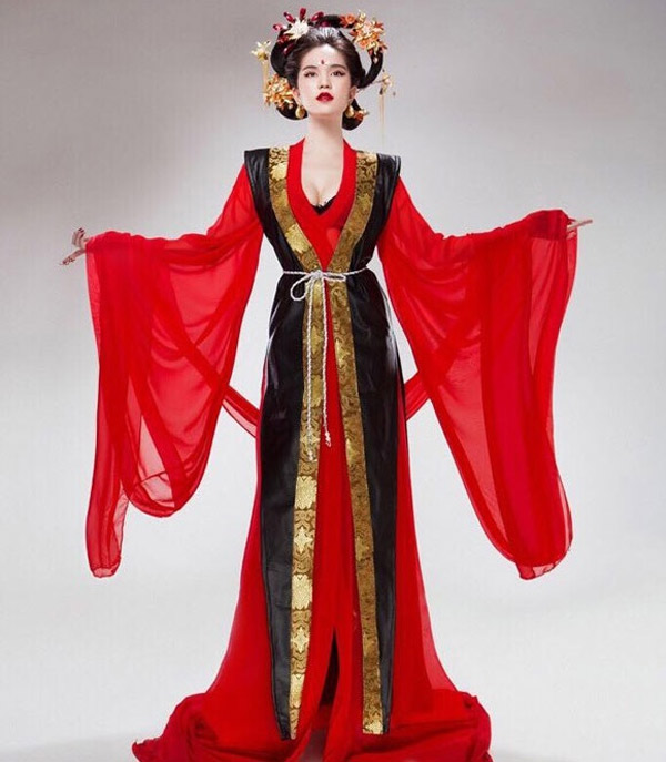 Ngọc Trinh cũng đầu tư trang phục cầu kỳ để thể hiện hình ảnh người phụ nữ quyền lực nhất lịch sử Trung Hoa. Tuy nhiên, Võ Tắc Thiên phiên bản sexy này có vẻ không được lòng công chúng.
