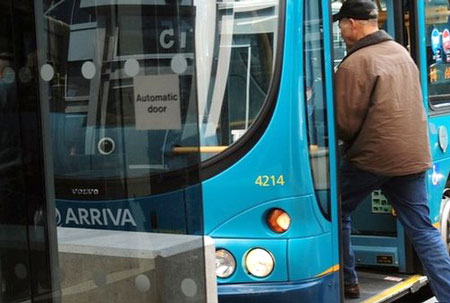 Rất nhiều người già, người tàn tật tại Anh phụ thuộc vào dịch vụ xe buýt công cộng
