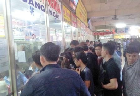Nhiều người xếp hàng từ khuya để mua vé tại BX Miền Đông