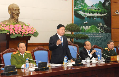 Bộ trưởng, Phó Chủ tịch Thường trực Ủy ban ATGT Quốc gia Đinh La Thăng báo cáo tại Hội nghịẢnh: Khánh Linh