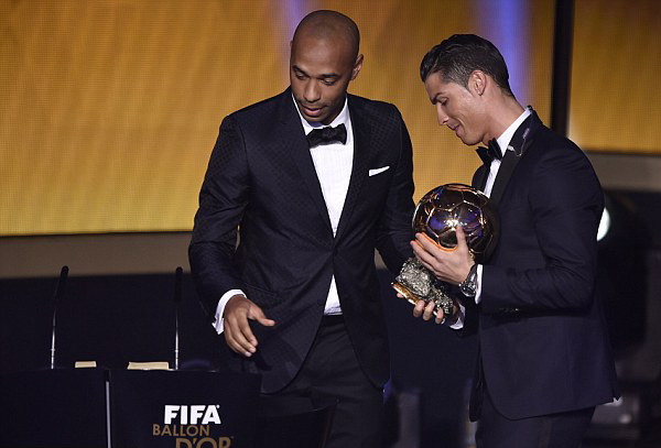 Cựu tiền đạo tuyển Pháp Thierry Henry trao giải cho Ronaldo - Ảnh: AFP