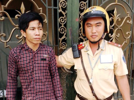 Tên trộm bị lực lượng CSGT Biên Hòa tóm gọn trên đường tẩu thoát.