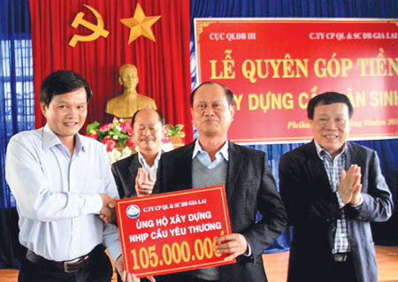 Lãnh đạo Công ty CP QL&SC ĐB Gia Lai ủng hộ 105 triệu đồng chương trình cầu dân sinh