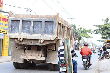 Chiếc xe tải phóng nhanh, bấm còi inh ỏi trên đường nơi đông dânẢnh: Linh Hoàng