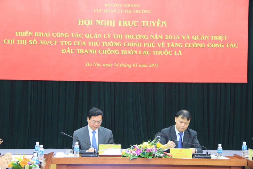 Bộ trưởng Bộ Công thương Vũ Huy Hoàng tham dự hội nghị trực tuyến của Cục Quản lý thị trường.
