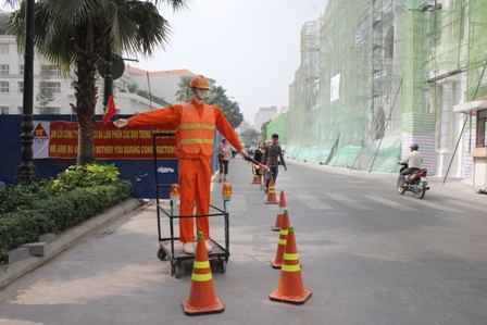 Được Công ty T&T bố trí điều tiết phân làn đường Lê Thánh Tôn phục vụ dự án cải tạo đường Nguyễn Huệ đang thi công