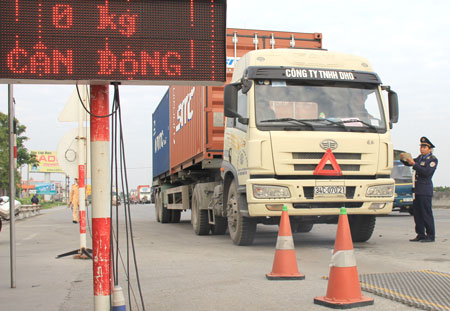 Lực lượng liên ngành kiểm soát tải trọng xe tỉnh Hải Dương tiến hành cân xe 24/24h trên QL5Ảnh: Khánh Hà
