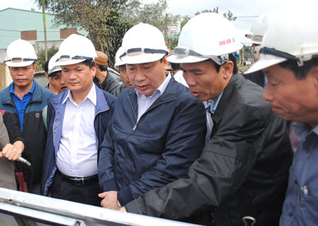 Đại diện nhà thầu Đông Hưng Gia Lai đang báo cáo Thứ trưởng về tình hình thi công dự án