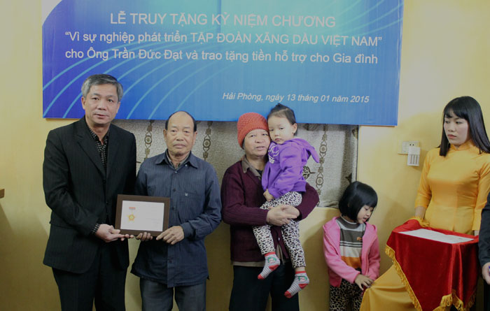 Đại diện Tập đoàn Xăng dầu Việt Nam trao Kỷ niệm chương cho gia đình thuyền viên Trần Đức Đạt