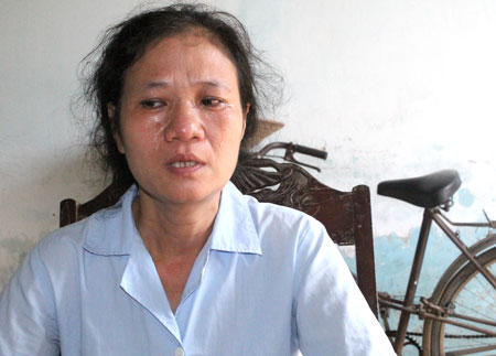 Bà Phạm Thị Thoan, mẹ chiến sỹ Lương Khánh Việt rơi lệ khi kể về con trai
