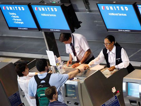 Quầy bán vé của hãng hàng không United Airlines tại sân bay quốc tế Boston Logan