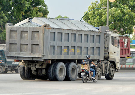 Xe chở vật liệu (phục vụ xây dựng Khu đô thị Mỗ Lao, Hà Nội) quá tải trọng phá đường, gây ô nhiễm môi trường và nguy hiểm cho người tham gia giao thôngẢnh: Xuân Đoàn