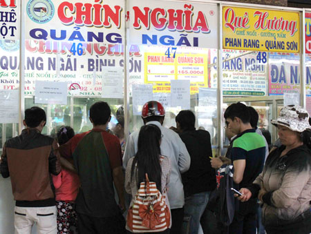 Hành khách tập trung mua vé tại Bến xe Miền Đông (chụp ngày 14/1)Ảnh: Linh Hoàng
