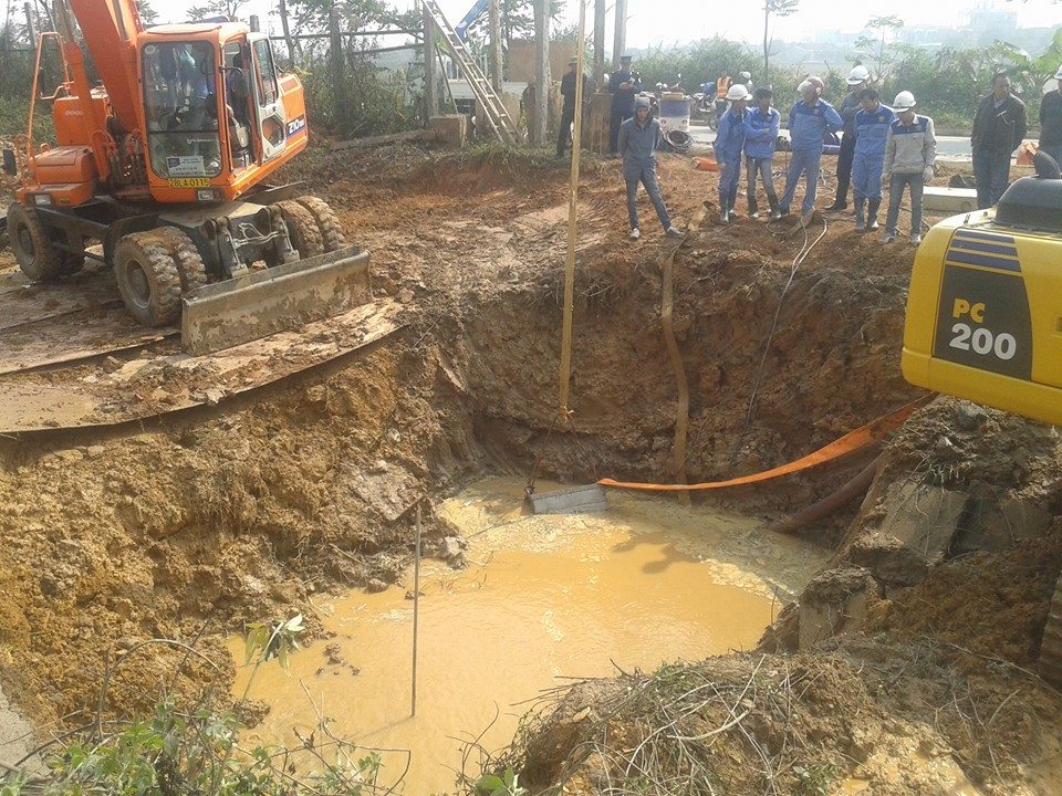 Các công nhân đang tham gia khắc phục sự cố vỡ đường ống nước lần thứ 10