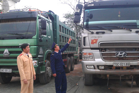 Lực lượng chức năng tỉnh Hà Tĩnh xử lý phương tiện chở quá tải, xe hết hạn đăng kiểm