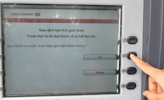 ATM của Techcombank trên đường số 1 KCN Đồng An (Bình Dương) không giao dịch được (ảnh chụp lúc 11g45 ngày 11-1) 0 Ảnh: Nguyễn Trí 