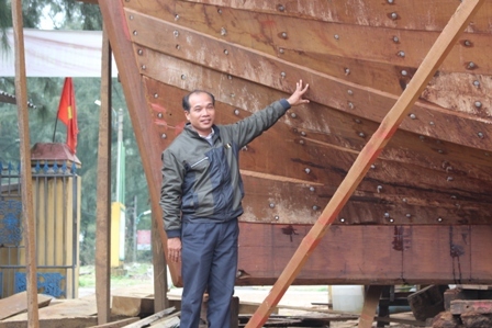 Ngư dân Phan Văn Chinh phấn khởi vay vốn theo Nghị định 67 của Chính phủ để đóng mới tàu cá công suất lớn để vươn khơi bám biển