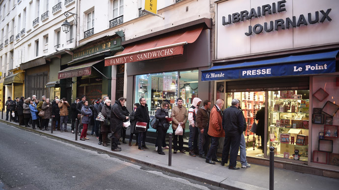 Người dân Paris xếp hàng mua số mới nhất của tạp chí châm biếm Charlie Hebdo sau vụ thảm sát