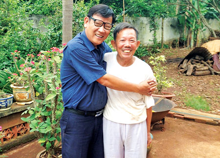 Tác giả và anh hùng Nguyễn Phong Lưu (bên phải)