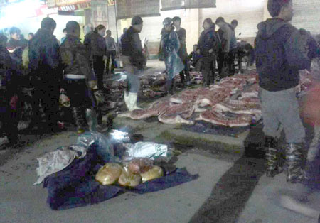 Hàng tấn thịt lợn bẩn tại chợ đêm Cống Đặng chuẩn bị được đưa lên xe chở vào thị trường nội thành Hà Nội