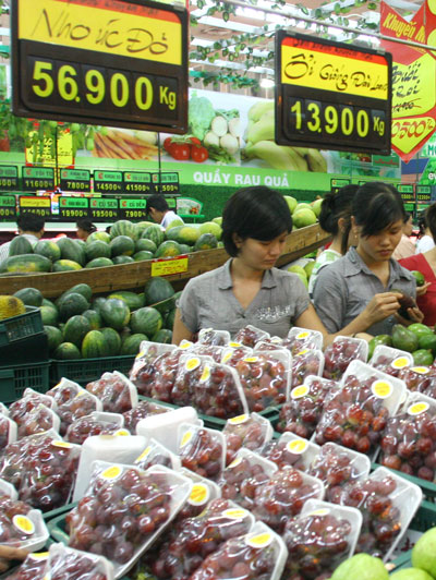 Giá trái cây nhập khẩu vẫn chưa biến động Ảnh: Lã Anh