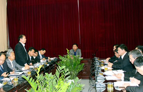 Ông Vũ Anh Minh, Vụ trưởng Vụ Quản lý doanh nghiệp báo cáo về công tác tái cơ cấu, sắp xếp và đổi mới doanh nghiệp.