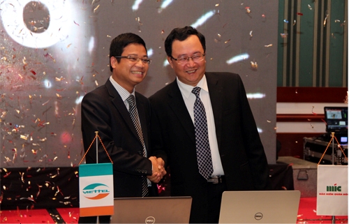 Ông Lê Như Hải - Phó TGĐ PT MIC cùng ông Phùng Văn Cường - Phó TGĐ Viettel Telecom nhấn nút ra mắt dịch vụ MIMO
