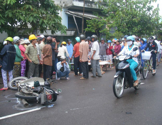 Người đi đường thờ ơ bỏ mặc nạn nhân bị nạn nằm bất động trên đường (Ảnh minh họa: Internet)