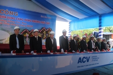 Thưứ trưởng Bộ GTVT Phạm Qúy Tiêu cùng lãnh đạo các Bộ, ngành Trung ương và tỉnh Bình Định ấn nút khởi công dự án
